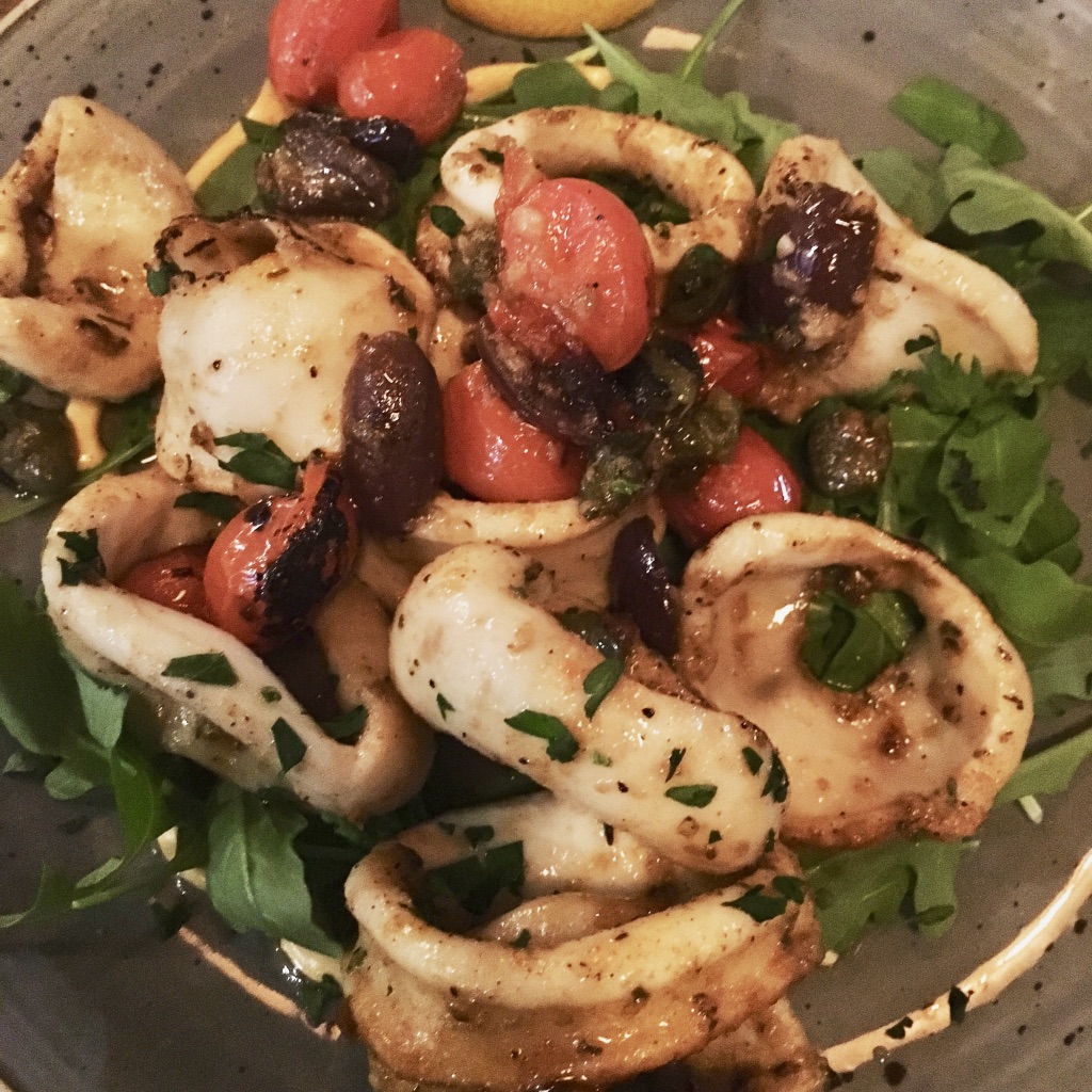 Calamari with arugula, capers, black olives, cherry tomatoes, parsley and ‘nduja aioli