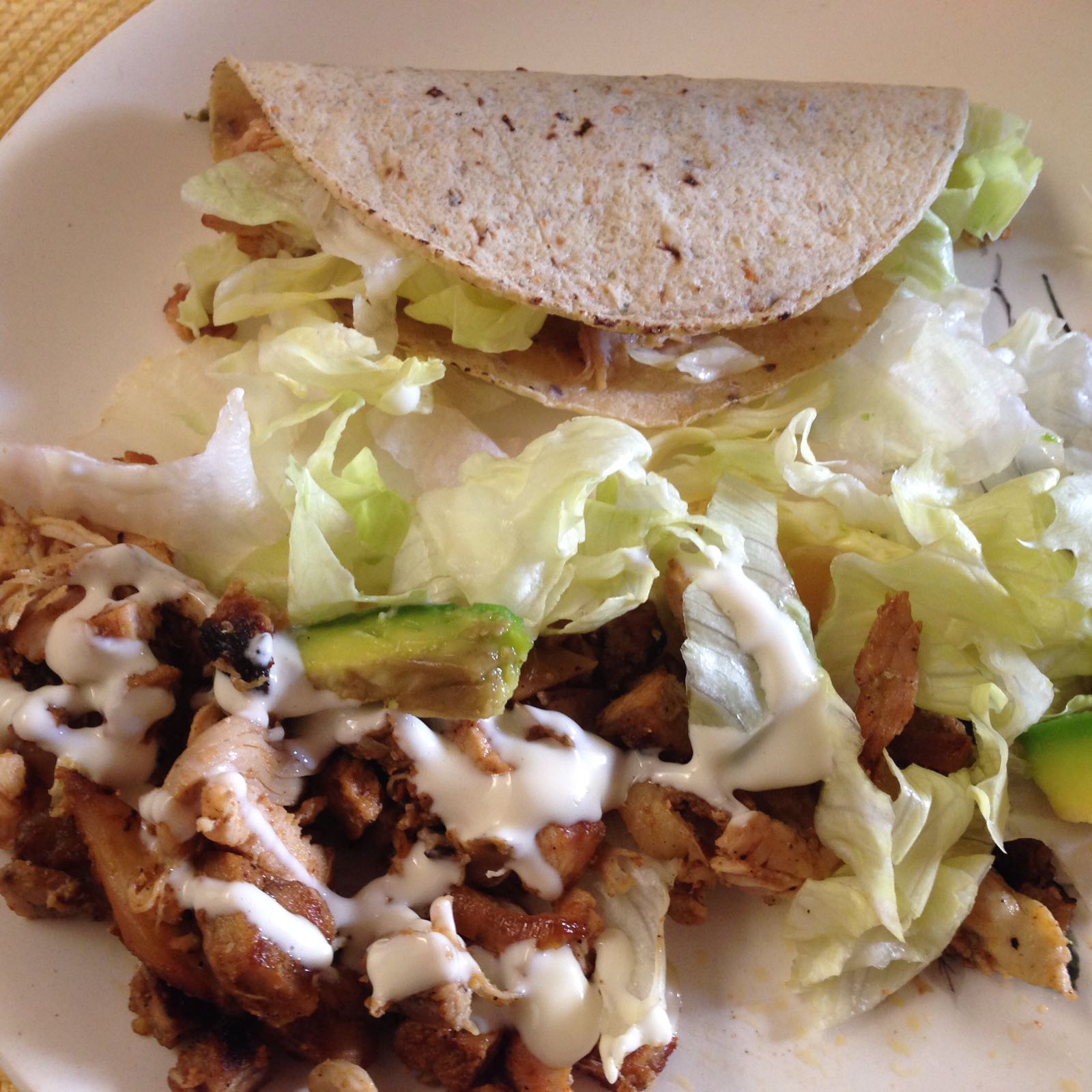 Tacos de pollo y crema de ajo (Chicken Tacos with garlic cream sauce)